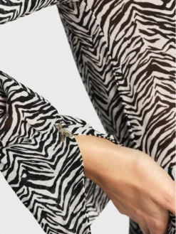 Patrizia Pepe Vestito Chemisier 2A2479 A194 J3A3 Multicolore Regular Fit -Offerta economica Guess || Calvin Klein Jeans || Vero Moda patrizia pepe vestito chemisier 2a2479 a194 j3a3 multicolore regular fit 4